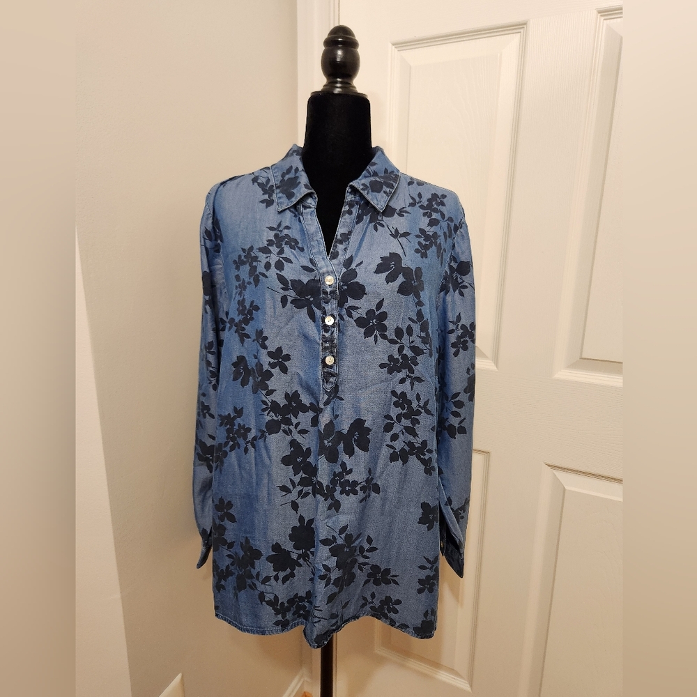 Soft beautiful women J. Jill Tencel Denim Floral Half Button Popover Collar Shir